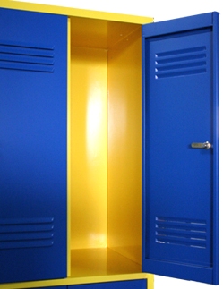 Liukuhyllyjen ja vaatekaappien, metallivaraston ja toimistokalusteiden valmistaja Puolassa