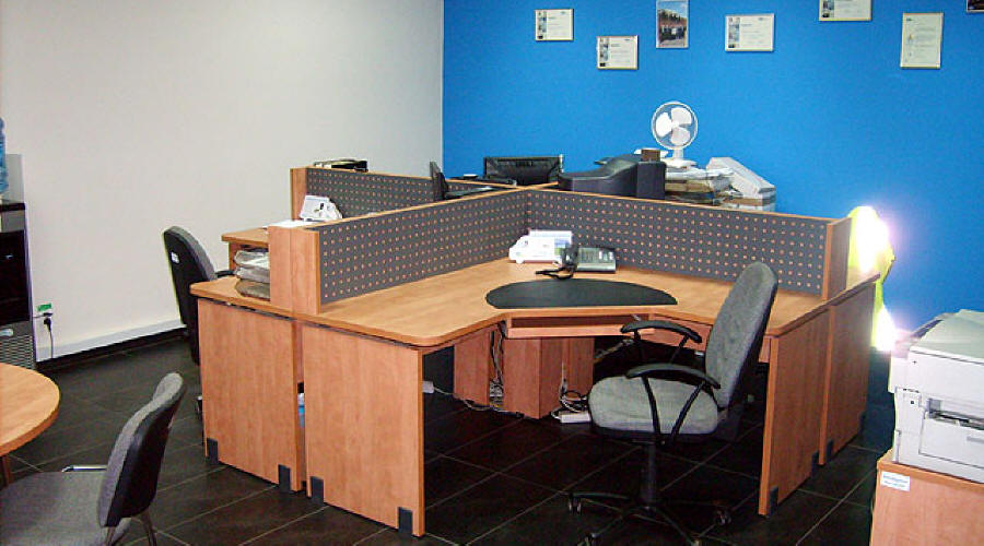 Liukuhyllyjen ja vaatekaappien, metallivaraston ja toimistokalusteiden valmistaja Puolassa