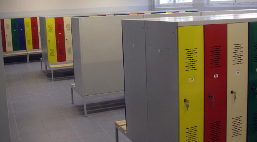 Liukuhyllyjen ja vaatekaappien, metallivaraston ja toimistokalusteiden valmistaja Puolassa