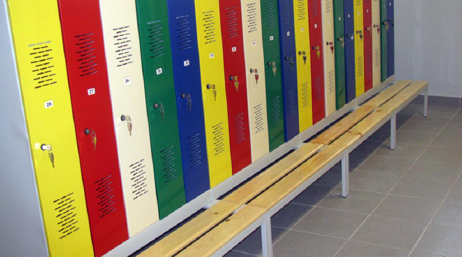 Liukuhyllyjen ja vaatekaappien, metallivaraston ja toimistokalusteiden valmistaja Puolassa