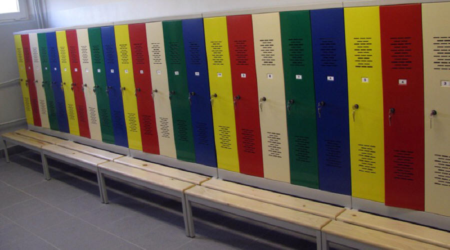 Liukuhyllyjen ja vaatekaappien, metallivaraston ja toimistokalusteiden valmistaja Puolassa