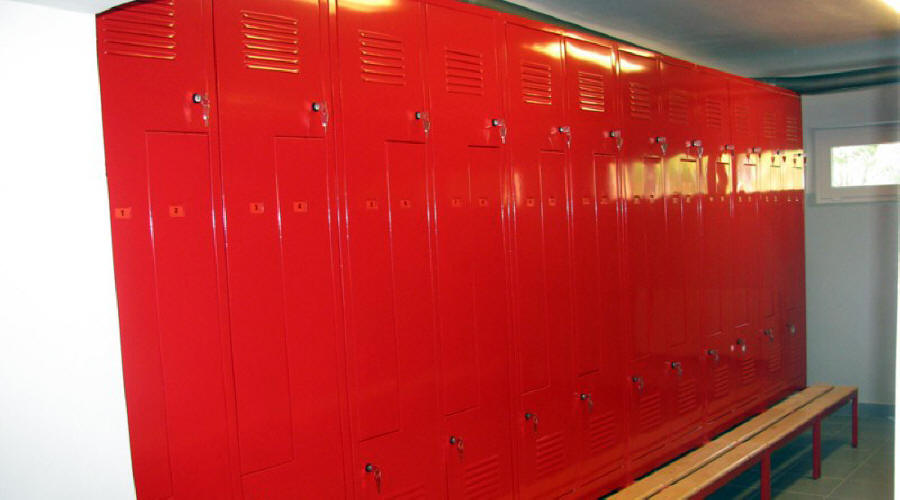 Liukuhyllyjen ja vaatekaappien, metallivaraston ja toimistokalusteiden valmistaja Puolassa