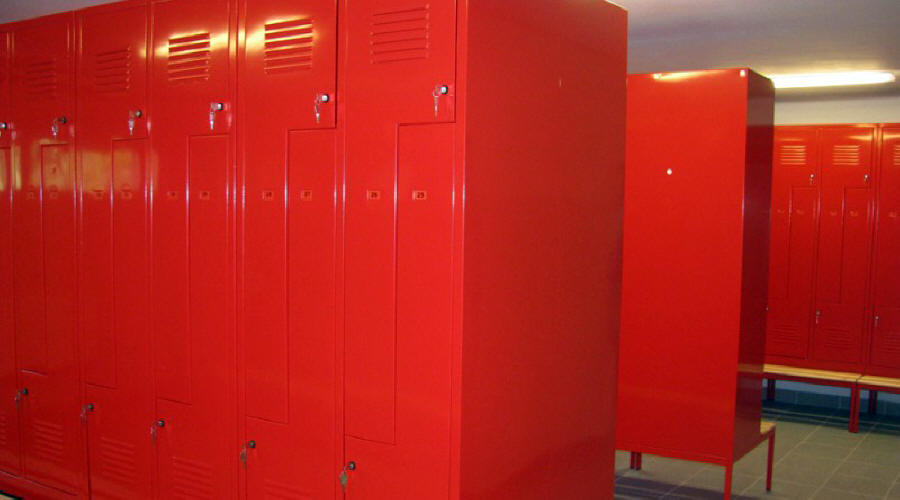 Liukuhyllyjen ja vaatekaappien, metallivaraston ja toimistokalusteiden valmistaja Puolassa