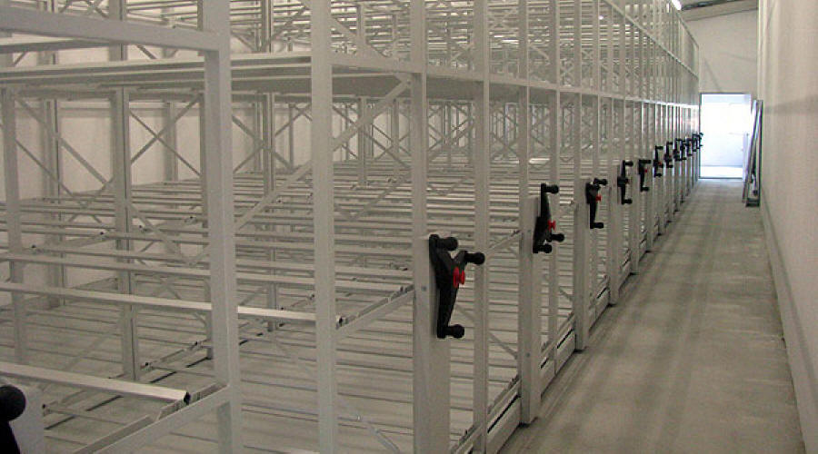 Liukuhyllyjen ja vaatekaappien, metallivaraston ja toimistokalusteiden valmistaja Puolassa