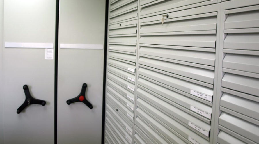 Liukuhyllyjen ja vaatekaappien, metallivaraston ja toimistokalusteiden valmistaja Puolassa