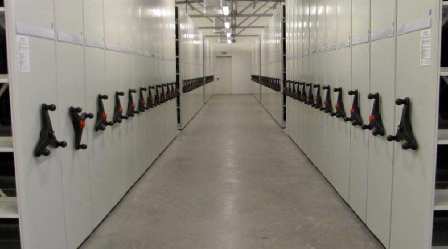 Liukuhyllyjen ja vaatekaappien, metallivaraston ja toimistokalusteiden valmistaja Puolassa