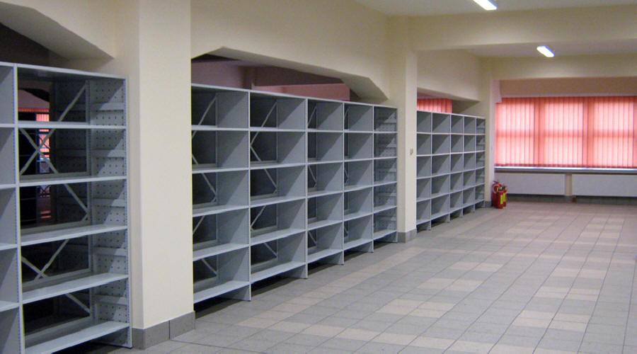 Liukuhyllyjen ja vaatekaappien, metallivaraston ja toimistokalusteiden valmistaja Puolassa