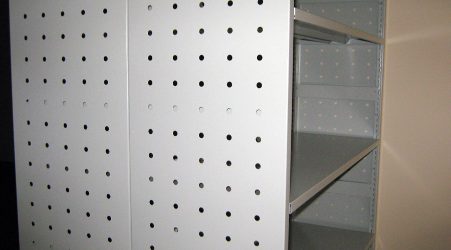 Liukuhyllyjen ja vaatekaappien, metallivaraston ja toimistokalusteiden valmistaja Puolassa