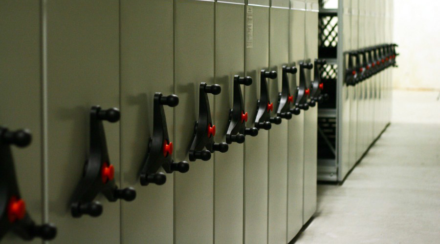 Liukuhyllyjen ja vaatekaappien, metallivaraston ja toimistokalusteiden valmistaja Puolassa