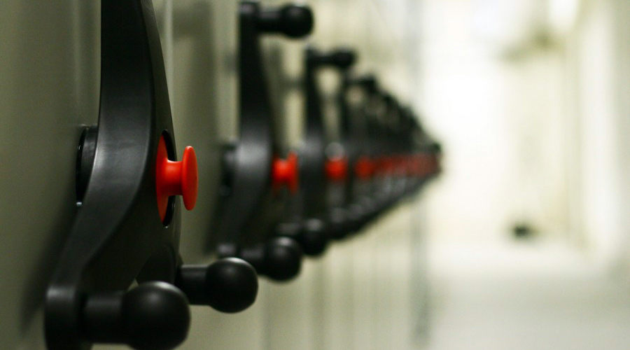 Liukuhyllyjen ja vaatekaappien, metallivaraston ja toimistokalusteiden valmistaja Puolassa