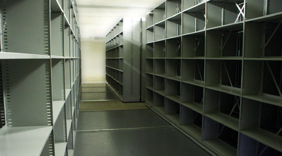 Liukuhyllyjen ja vaatekaappien, metallivaraston ja toimistokalusteiden valmistaja Puolassa