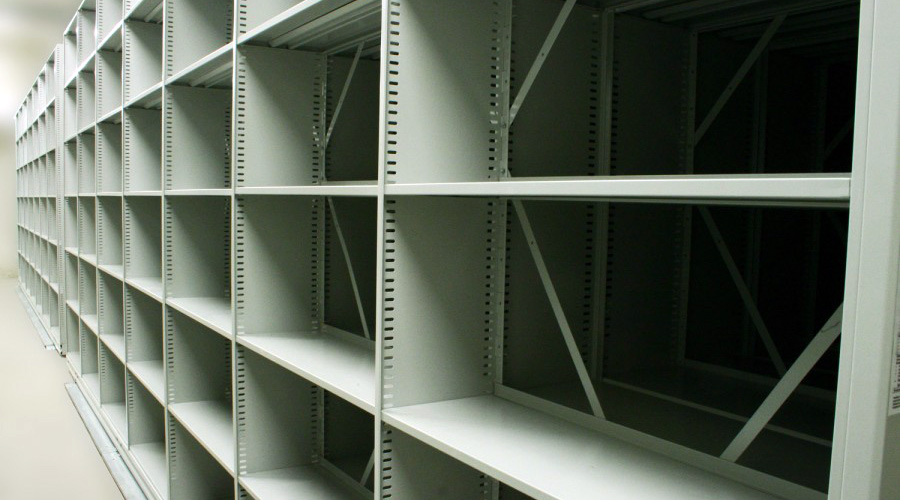 Liukuhyllyjen ja vaatekaappien, metallivaraston ja toimistokalusteiden valmistaja Puolassa